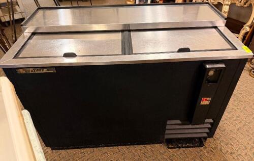 TRUE 50" TWO WELL HORIZONTAL BOTTLE BOX.