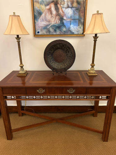 (2) LAMPS AND (1) DECORATIVE PLATE