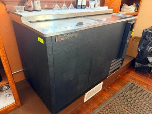 TRUE 50" TWO WELL HORIZONTAL BOTTLE BOX.