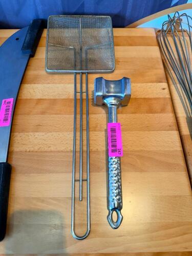 KITCHEN MALLET AND (1) WIRE MESH SCOOP