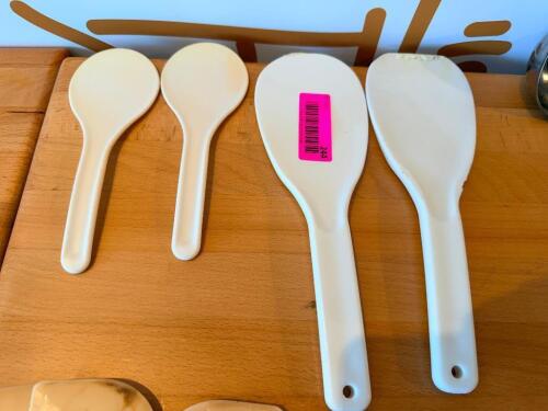 (1) LOT OF LARGE PLASTIC SPOONS