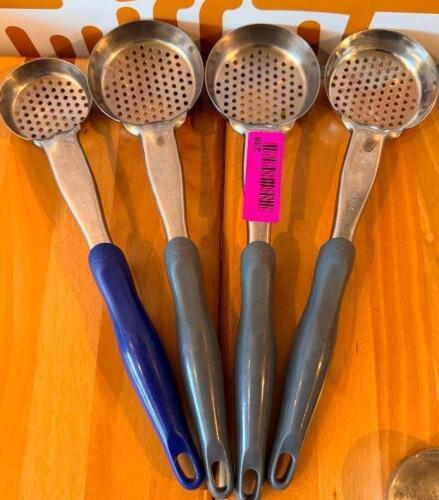(4) SLOTTED STAINLESS PORTION SERVERS.