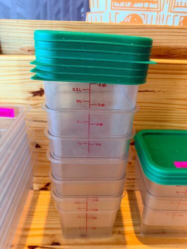 (6) 4 QT PLASTIC CONTAINERS W/ LIDS
