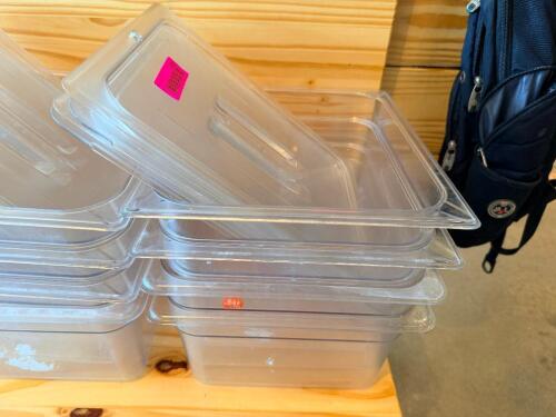 (4) HALF SIZE PLASTIC INSERTS W /LIDS