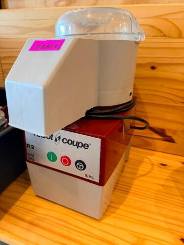 ROBOT COUPE R2 COMMERCIAL FOOD PROCESSOR W/ ATTACHMENTS.