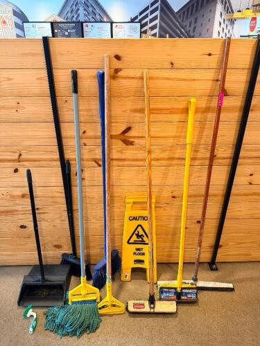 (1) LOT OF ASSORTED CLEANING SUPPLIES.