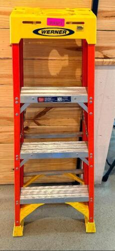 WERNER 4' FIBERGLASS LADDER.