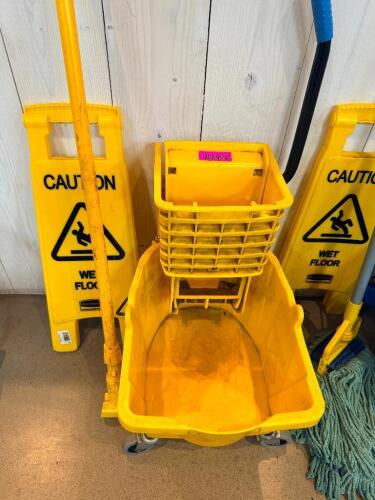MOP BUCKET AND WRINGER