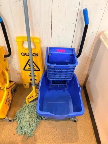 MOP BUCKET AND WRINGER