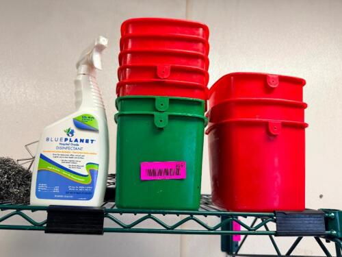(1) LOT OF CLEANING SUPPLIES.