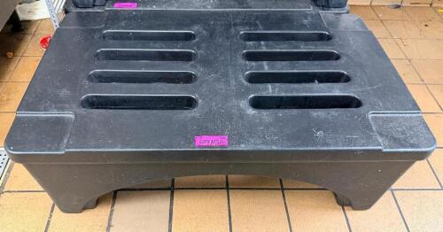 36" CAMBRO HEAVY DUTY BLACK PLASTIC DUNNAGE RACK.