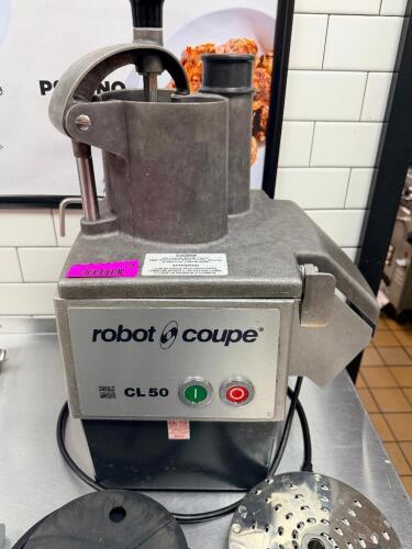 ROBOT COUPE COMMERCIAL FOOD PROCESSOR WITH PUSHER ASSEMBLY AND MULTIPLE CUTTING DISCS INCLUDING SLICING AND SHREDDING ATTACHMENTS.