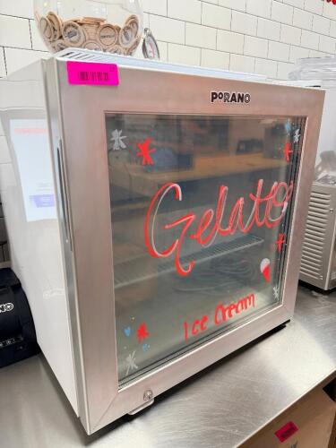 PORANO DISPLAY FREEZER WITH GLASS FRONT DOOR, INTERIOR WIRE SHELF, AND ILLUMINATED &ldquo;GELATO / ICE CREAM&rdquo; DISPLAY GRAPHIC. COMPACT COUNTERTOP DESIGN WITH REAR COOLING SYSTEM.