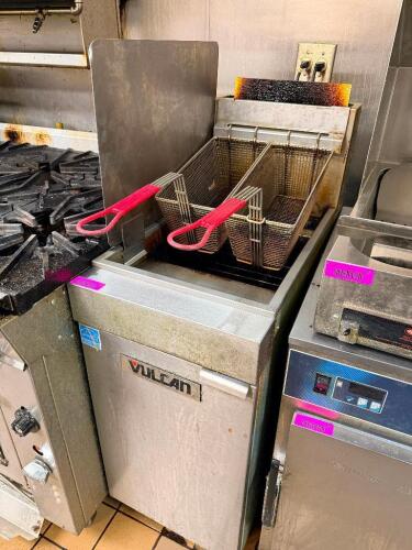 VULCAN SINGLE TANK GAS DEEP FRYER WITH STAINLESS STEEL BODY, FRONT ACCESS DOOR, AND (2) WIRE FRY BASKETS WITH RED HANDLES. UNIT FEATURES MANUAL CONTROLS AND INTERNAL GAS COMPONENTS.
