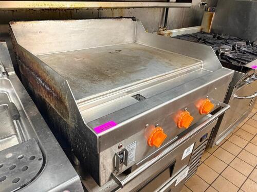 THERMOSTATIC FLAT TOP GRIDDLE WITH THREE BURNER CONTROLS, HEAVY GAUGE STEEL COOKING SURFACE, AND FRONT GREASE TROUGH. UNIT FEATURES MANUAL IGNITION SWITCH WITH INDICATOR LIGHTS AND STAINLESS STEEL BODY.