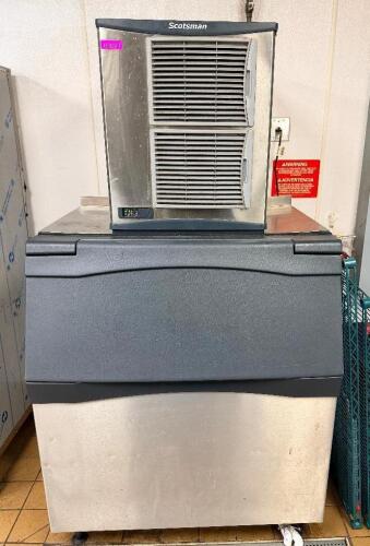 SCOTSMAN MODULAR ICE MACHINE HEAD WITH MATCHING ICE STORAGE BIN IN STAINLESS STEEL CONSTRUCTION. UNIT FEATURES FRONT VENTILATION PANELS AND INTEGRATED CONTROL DISPLAY WITH ICE BIN BELOW. NUGGETS