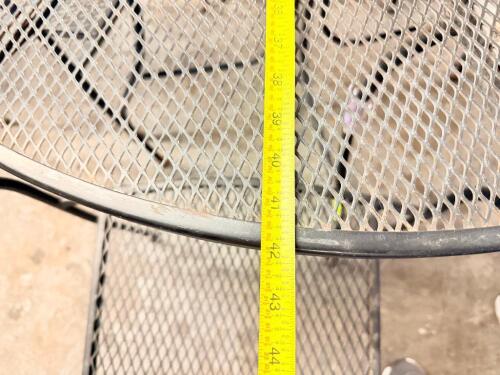 42" ROUND METAL PATIO TABLE W/ (4) CHAIRS.