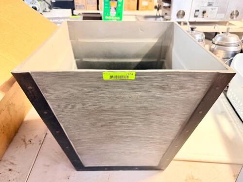 18" X 18" COMPOSITE PLANTER