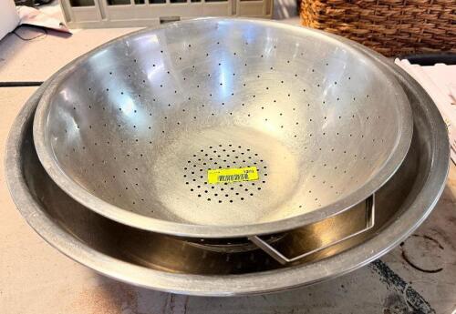(1) COLANDER AND (1) MIXING BOWL
