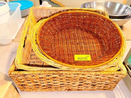 (1) LOT OF ASSORTED WICKER BASKETS.