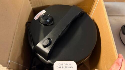 AROMA 5 QT RICE COOKER ( APPEARS NEW IN THE BOX )