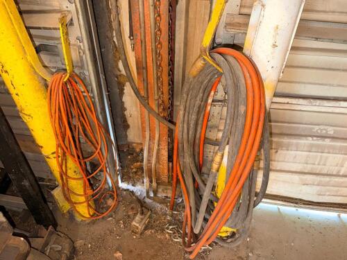 (1) LOT OF ASSORTED EXTENSION CORDS AND AIR HOSES.
