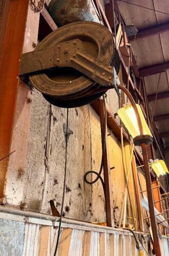 WALL MOUNTED RETRACTABLE AIR HOSE.