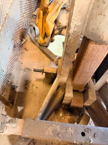 GRAY HEAVY DUTY INDUSTRIAL BUMPER JACK.
