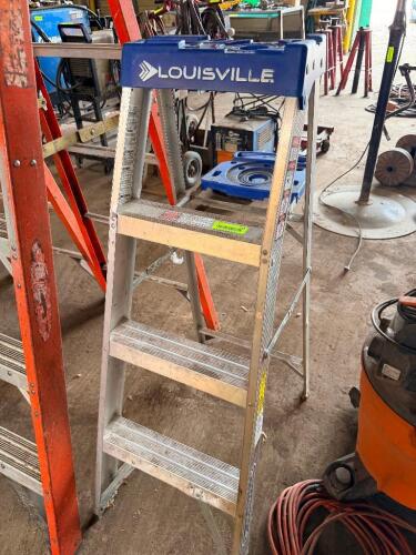 4' LOUISVILLE ALUMINUM LADDER.