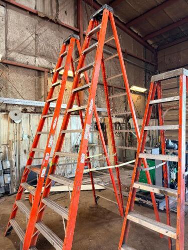 WERNER 12' FIBERGLASS LADDER.