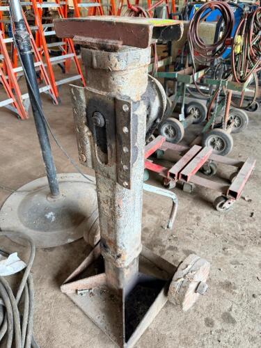 MECHANICAL RATCHET JACK WITH STEEL FRAME, CRANK HANDLE OPERATION, AND FLAT LOAD PLATFORM. SOLID BASE WITH WHEELS FOR POSITIONING