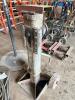 MECHANICAL RATCHET JACK WITH STEEL FRAME, CRANK HANDLE OPERATION, AND FLAT LOAD PLATFORM. SOLID BASE WITH WHEELS FOR POSITIONING