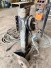 MECHANICAL RATCHET JACK WITH STEEL FRAME, CRANK HANDLE OPERATION, AND FLAT LOAD PLATFORM. SOLID BASE WITH WHEELS FOR POSITIONING - 3