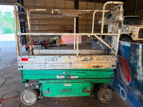 JLG ELECTRIC SCISSOR LIFT, PLATFORM WITH GUARD RAILS AND CONTROL BOX, SOLID NON-MARKING TIRES, ONBOARD CHARGER, EXTENSION DECK, SHOWS HEAVY COSMETIC WEAR WITH SCRATCHING, PAINT LOSS, AND SURFACE RUST, SUNBELT RENTAL MARKINGS, IN RUNNING CONDITION.