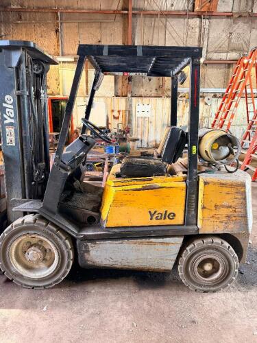 YALE PNEUMATIC FORKLIFT WITH SOLID TIRES, LP PROPANE SYSTEM, OVERHEAD GUARD, SIDE SHIFT CONTROL LEVERS. COMES W/ LP TANK. EQUIPPED WITH FORKS AND STANDARD MAST ASSEMBLY. HOUR METER READS 12,667 HOURS.