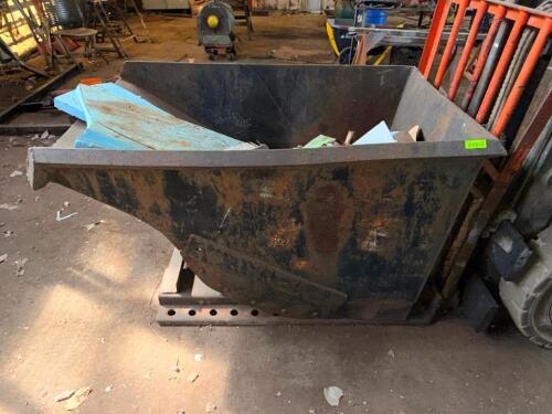 METAL FORKLIFT DUMP HOPPER.