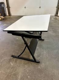 (1) WORK / STUDY TABLE