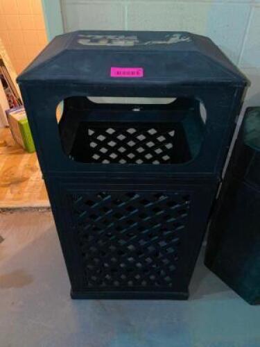 METAL OUTDOOR TRASH CAN W/ LID.