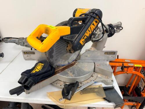 DEWALT 12" SLIDING COMPOUND MITER SAW WITH DUST BAG AND ACCESSORIES