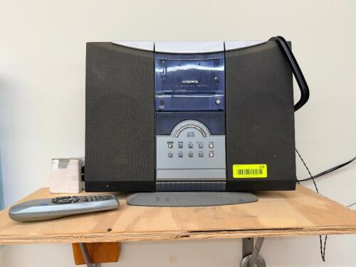 AUDIOVOX CD/ RADIO PLAYER.