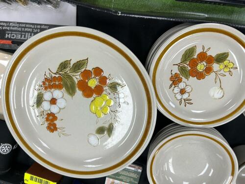 VINTAGE MOUNTAIN WOOD COLLECTION TRELLIS BLOSSOM DINNERWARE SET STONEWARE