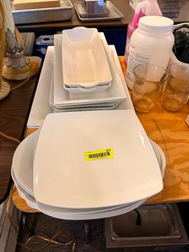 (1) LOT OF ASSORTED CERAMIC AND PLASTIC SERVING PLATTERS AND BOWLS.