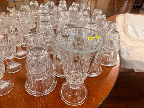 CONTENTS OF TABLE - GLASS / CRYSTAL CENTER PIECE VASES.