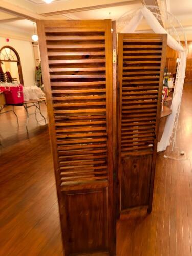 THREE PANEL FOLDING PARTITION.