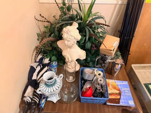 (1) LOT OF ASSORTED D&Eacute;COR.