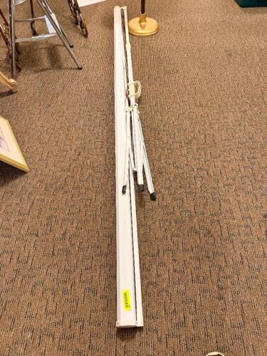 RETRACTABLE PROJECTOR SCREEN W/ STAND