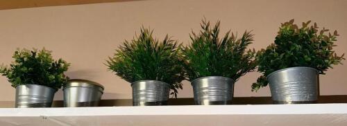 (1) SMALL LOT OF FAUX PLASTIC PLANTERS.