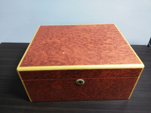 (1) CIGAR HUMIDOR