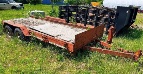 16 FT TANDEM AXLE STEEL EQUIPMENT TRAILER WITH WOOD DECKING, FRONT BULKHEAD, AND MANUAL JACK, HEAVY SURFACE RUST THROUGHOUT FRAME AND DECK, TIRES PRESENT, OVERALL WEATHERED CONDITION