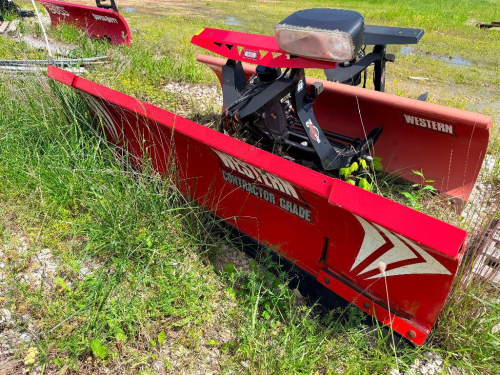 WESTERN CONTRACTOR GRADE STRAIGHT BLADE SNOW PLOW WITH ULTRAMOUNT2 ATTACHMENT SYSTEM, HYDRAULIC ANGLE CYLINDERS, AND LIGHT BAR.